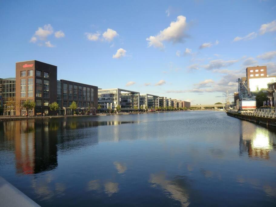 - 3-Bedroom Apartment Luxury: Central & Spacious In Duisburg & Big Tv And Kitchen - Exterior photo