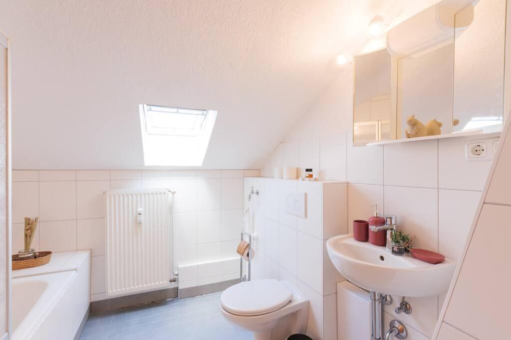 - 3-Bedroom Apartment Luxury: Central & Spacious In Duisburg & Big Tv And Kitchen - Exterior photo