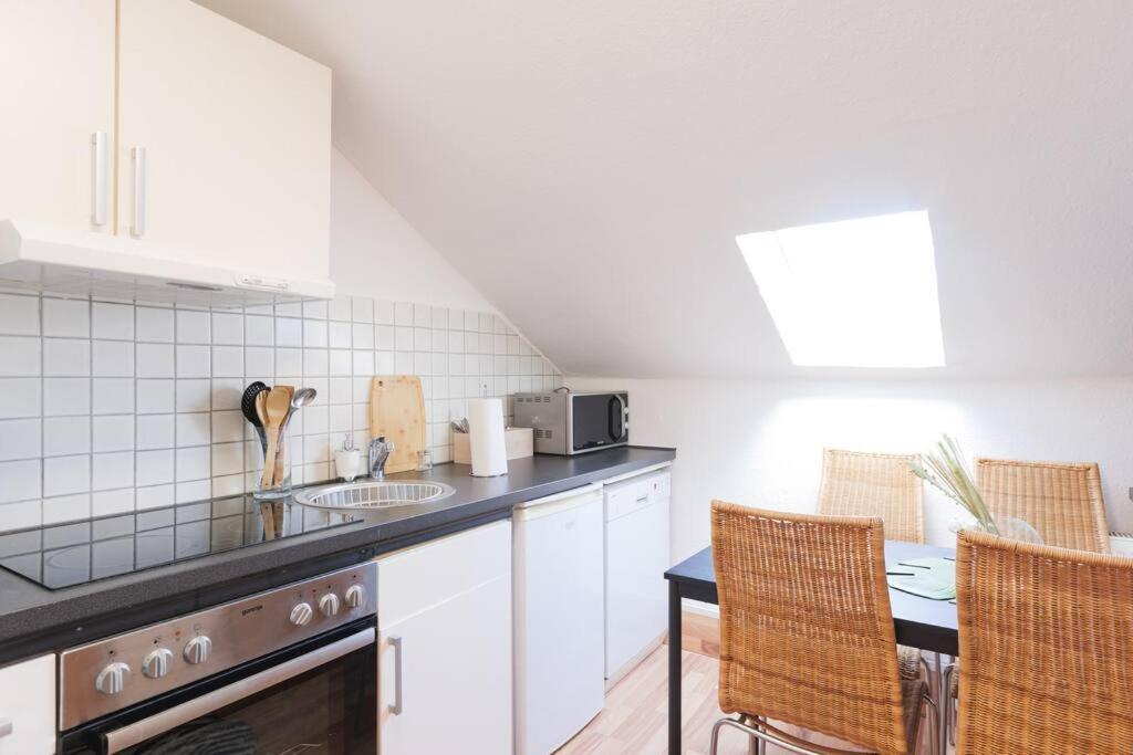 - 3-Bedroom Apartment Luxury: Central & Spacious In Duisburg & Big Tv And Kitchen - Exterior photo