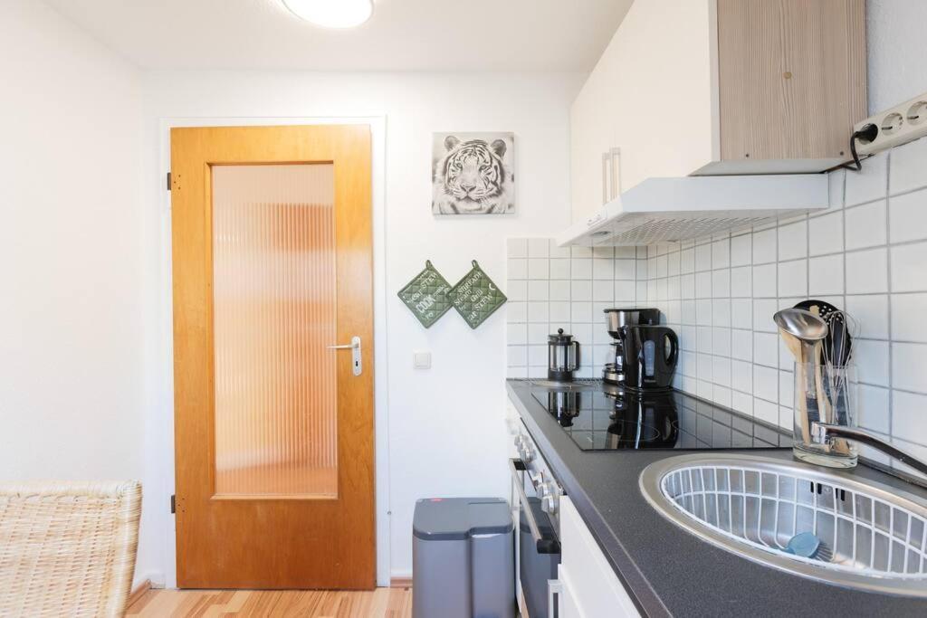 - 3-Bedroom Apartment Luxury: Central & Spacious In Duisburg & Big Tv And Kitchen - Exterior photo