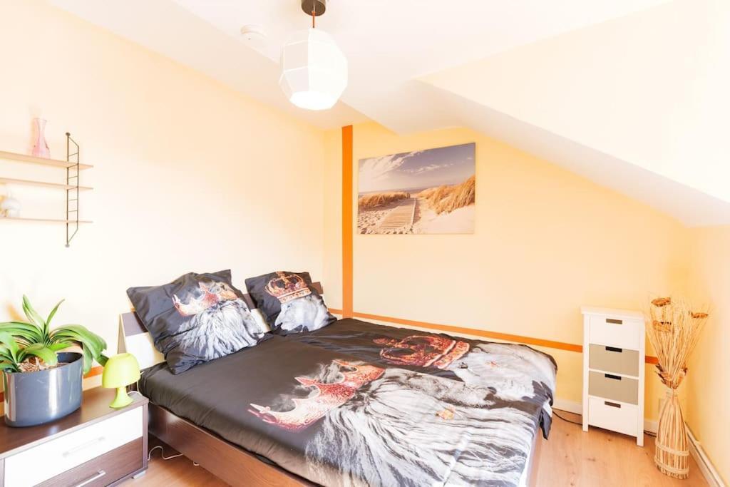 - 3-Bedroom Apartment Luxury: Central & Spacious In Duisburg & Big Tv And Kitchen - Exterior photo
