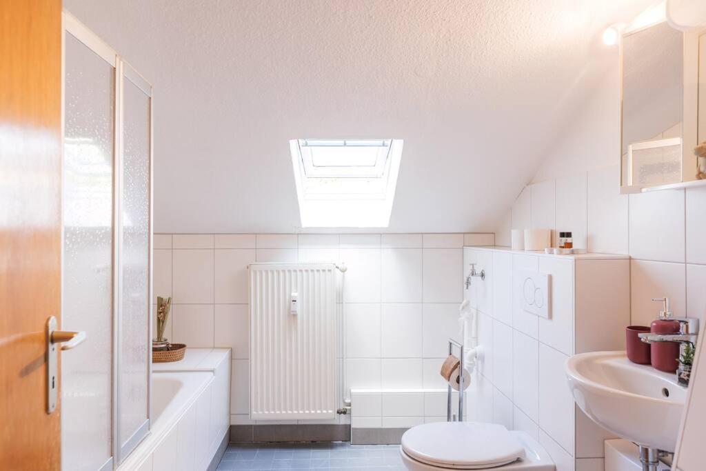 - 3-Bedroom Apartment Luxury: Central & Spacious In Duisburg & Big Tv And Kitchen - Exterior photo