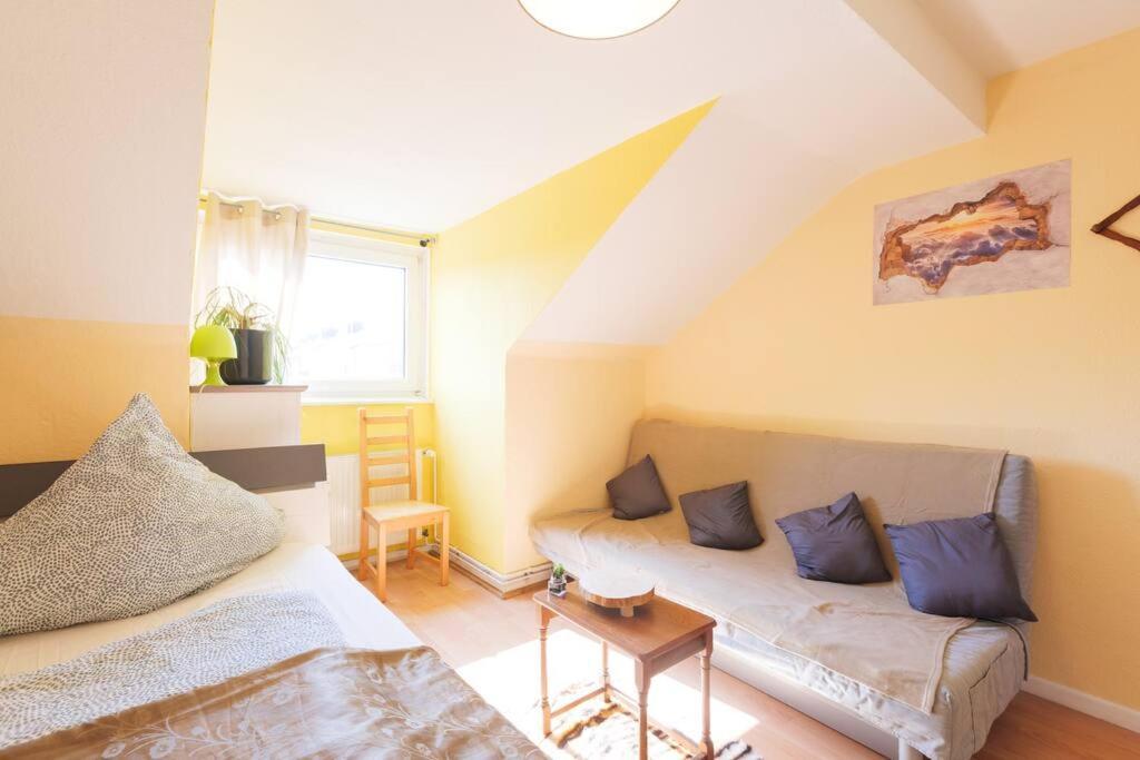 - 3-Bedroom Apartment Luxury: Central & Spacious In Duisburg & Big Tv And Kitchen - Exterior photo