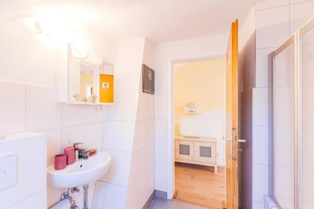 - 3-Bedroom Apartment Luxury: Central & Spacious In Duisburg & Big Tv And Kitchen - Exterior photo