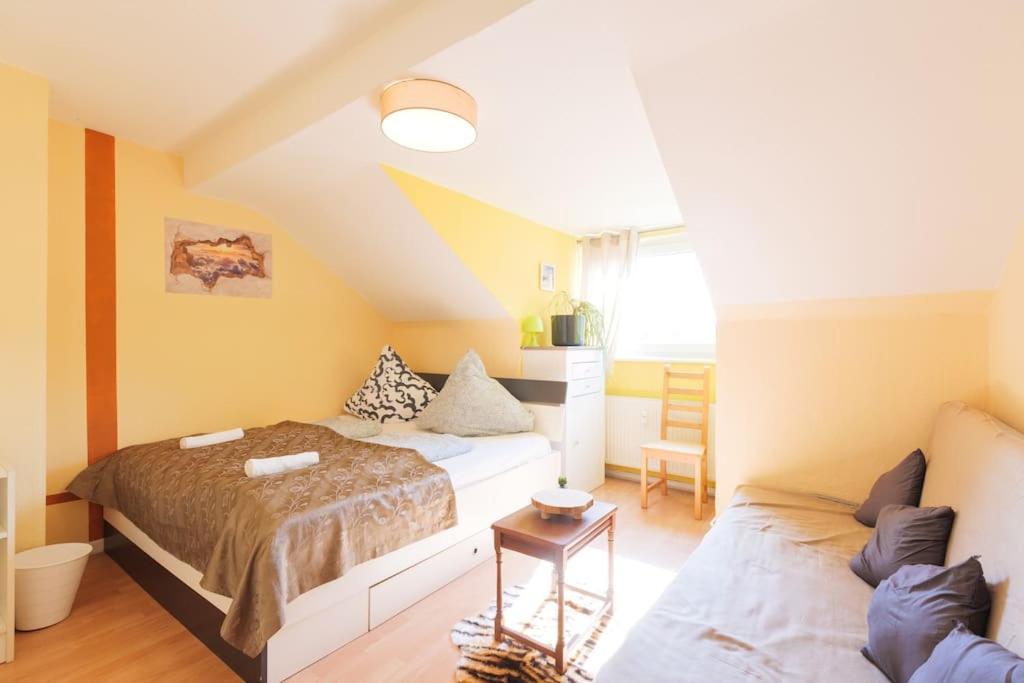 - 3-Bedroom Apartment Luxury: Central & Spacious In Duisburg & Big Tv And Kitchen - Exterior photo