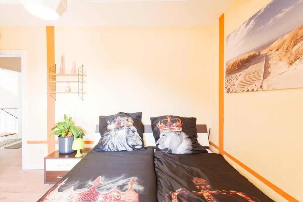 - 3-Bedroom Apartment Luxury: Central & Spacious In Duisburg & Big Tv And Kitchen - Exterior photo